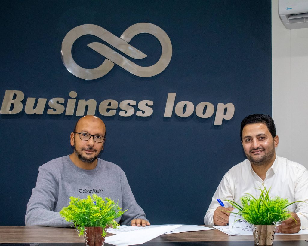 تعاقدت شركة موطن للتطوير العقاري مع شركة "بيزنس لوب انترناشونال "“Business Loop Intl” وذلك لتقديم خدمات الإدارة والتشغيل لمشروعات الشركة بدءا من إعداد الدراسات الديموغرافية وبحوث السوق لمواقع المشروعات لاستقطاب وتسكين العلامات التجارية القادرة على النجاح والاستمرارية بناء على فرص العرض والطلب واحتياجات السوق بالإضافة إلى عمليات الإدارة والتشغيل لمشروعات الشركة . وأعرب الدكتور مصطفى صقر، عضو مجلس الإدارة والعضو المنتدب لشركة موطن للتطوير العقاري، عن سعادته بإتمام التعاقد مع شركة بيزنس لوب “Business Loop Intl” وذلك لدعم وتنمية العوائد الاستثمارية لمشروعات الشركة مما يدعم تحقيق الأهداف المرجوة لعملائها . وأشار إلى أنه تم اختيار شركة بيزنس لوب “Business Loop Intl” نظراً لخبراتها التي تجاوزت عشرين عاما في مجال عمليات تسكين وإدارة وتشغيل المشروعات العقارية في مصر والخليج العربي، والتي نجحت خلالها في تقديم خدماتها للعديد من كبريات الشركات العاملة في مجال التطوير العقاري مما يؤهلها لتقديم مجموعة واسعة من الخدمات هدفها استقطاب وتسكين العلامات التجارية وتنفيذ عمليات التشغيل والصيانة لمشروعات الشركة مما يدعم زيادة العوائد الاستثمارية المرجوة بهذه المشروعات كما يهدف لخفض تكاليف التشغيل . من جانبه أوضح المهندس مصطفى سعيد، الرئيس التنفيذي لشركة بيزنس لوب“Business Loop Intl” أن هذا التعاقد يأتي ضمن خطة الشركة للتوسع في السوق المصرى، حيث تقوم الشركة بتنفيذ عدة مشروعات بقطاع غرب القاهرة وبمنطقة غرب الدلتا، وتضم هذه المشروعات مولات تجارية - إدارية - طبية – ترفيهية بمساحات تشغيلية تجاوزت (92000 م2 ) . وأشار إلى أن شركة موطن تتميز بتنوع محفظة استثماراتها بالسوق العقاري والتي تضم مشروعات سكنية – تجارية – إدارية وكذلك بتنوع مواقع تلك المشروعات فى قطاعات شرق القاهرة بمدينة الشروق وكذلك بقطاع غرب القاهرة بمدينة السادس من أكتوبر، كما أن للشركة مشروعات بقطاع جنوب القاهرة بمدينة 15 مايو . وأكد أن شركته تستهدف تنفيذ عمليات تسكين وإدارة وتشغيل المشروعات العقارية المتميزة والتي تلبي متطلبات الحياة العصرية بما يعزز من جودة حياة الجمهور المستهدف لتصبح الشريك الاستراتيجي المفضّل للمطورين العقاريين الذين يعملون وفقاً لرؤية واضحة لتلبية احتياجات السوق المحلي من المشروعات المميزة، ولتكون داعماً أساسياً للمستثمرين والعلامات التجارية الذين يتطلعون لتوسيع نطاق أعمالهم في السوق المصري . جدير بالذكر، أن شركة بيزنس لوب انترناشونال "Business Loop Intl” تمتلك محفظة واسعة من التعاقدات مع العديد من العلامات التجارية العاملة فى السوق المصرى والخليجى حيث تقوم الشركة بتوفير وحدات إيجارية بمواصفات محددة لدعم نمو وتوسع تلك الكيانات بالسوق المصرى ويحافظ على المصالح المشتركة لكل من (المطورين العقاريين، المستثمرين من ملاك الوحدات التجارية وكذلك المشغلين من العلامات التجارية وعملائهم من الزوار ) .